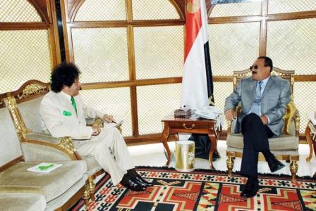 رئيس الجمهورية أثناء استقباله المبعوث الشخصي للعقيد القذافي